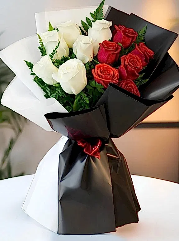 12 Adet Kırmızı Beyaz Gül Buketi
