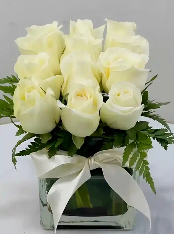 Vazoda 12 Tane Beyaz Gül