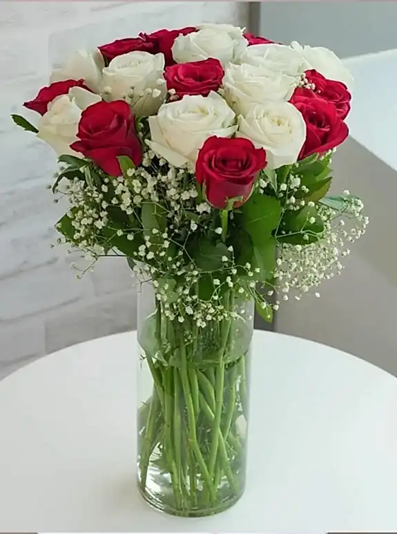 Vazoda 15 Tane Kırmızı Beyaz Güller