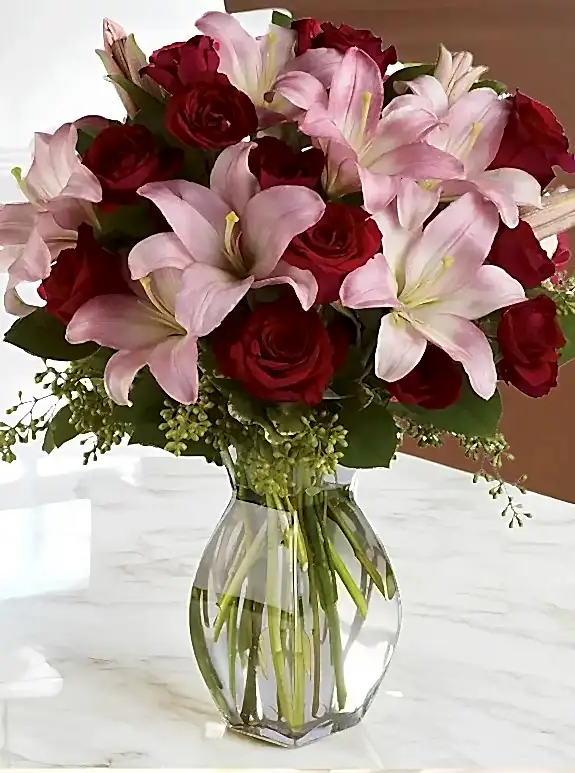 Vazoda Pembe Lilyum ve Kırmızı Güller